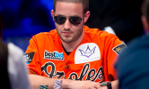 O Greg Merson με το σήμα του IveyPoker στο τελικό τραπέζι του WSOP 